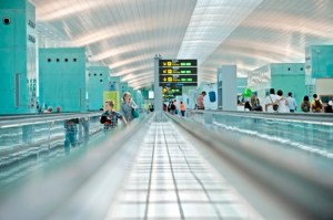 Pasajeros en la T1 del aeropuerto de Barcelona