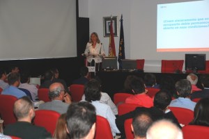 La Comandante, Cristina Pérez Cottrell, en su ponencia sobre cizalladura. Imagen COPAC