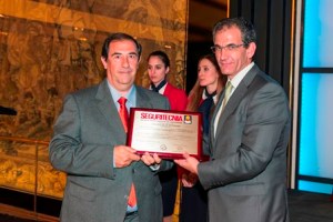 José Luis Bolaños Ventosa, presidente del Consejo Técnico Asesor de la revista Seguritecnia, entrega el trofeo a Rafael Gómez Romero, Coordinador de la Base del Helimer Canarias. Imagen: Seguritecnia