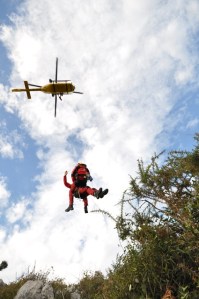 El vuelo estacionario permite que los rescatadores puedan descolgarse y prestar asistencia. Foto: Bomberos de Asturias. 112 Asturias